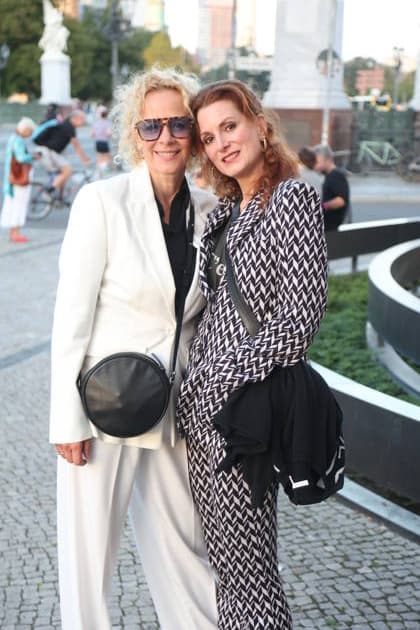 Katja Riemann und Nadine Schori bei der Ankunft zum festlichen Empfang anlässlich der Eröffnung der 15. UFA Filmnächte im Kolonnadenhof auf der Museumsinsel in Berlin. Berlin, 26.08.2026 Copyright: xAgenturxMatthiasxWehnertx xM.xGränzdörferx
