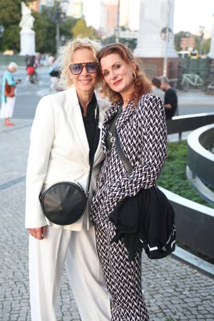 Katja Riemann und Nadine Schori bei der Ankunft zum festlichen Empfang anlässlich der Eröffnung der 15. UFA Filmnächte im Kolonnadenhof auf der Museumsinsel in Berlin. Berlin, 26.08.2026 Copyright: xAgenturxMatthiasxWehnertx xM.xGränzdörferx