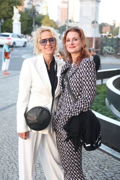 Katja Riemann und Nadine Schori bei der Ankunft zum festlichen Empfang anlässlich der Eröffnung der 15. UFA Filmnächte im Kolonnadenhof auf der Museumsinsel in Berlin. Berlin, 26.08.2026 Copyright: xAgenturxMatthiasxWehnertx xM.xGränzdörferx