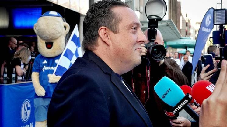 Kino-Premiere Doku FC Schalke 04 ** NUR FÜR REDAKTIONELLE ZWECKE ** EDITORIAL USE ONLY **<p>Der FC Schalke 04 Kult-Fan Lennart Röthemeyer steht am Mittwoch, 26.08.2026 auf dem Blauen Teppich vor dem Kino Schauburg in Gelsenkirchen-Buer. Wenig später hat die Doku Mythos Schalke - Ein Leben lang Premiere. Deutschland NRW Gelsenkirchen Copyright: MichaelxKorte