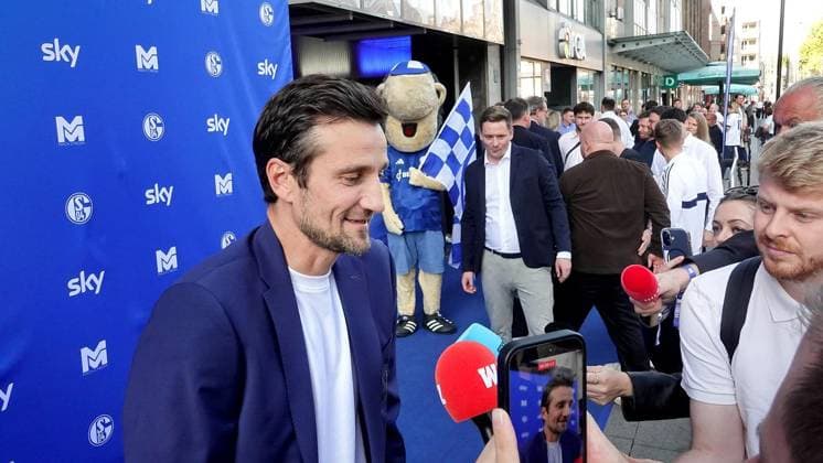 Kino-Premiere Doku FC Schalke 04 ** NUR FÜR REDAKTIONELLE ZWECKE ** EDITORIAL USE ONLY **<p>Der FC Schalke 04 Vorstandsvorsitzende Matthias Tillmann steht am Mittwoch, 26.08.2026 auf dem Blauen Teppich vor dem Kino Schauburg in Gelsenkirchen-Buer. Wenig später hat die Doku Mythos Schalke - Ein Leben lang Premiere. Deutschland NRW Gelsenkirchen Copyright: MichaelxKorte