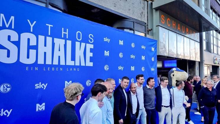 Kino-Premiere Doku FC Schalke 04 ** NUR FÜR REDAKTIONELLE ZWECKE ** EDITORIAL USE ONLY **<p>Gedränge auf dem Blauen Teppich am Mittwoch, 26.08.2026 vor dem Kino Schauburg in Gelsenkirchen-Buer. Wenig später hat die Doku Mythos Schalke - Ein Leben lang Premiere. Deutschland NRW Gelsenkirchen Copyright: MichaelxKorte