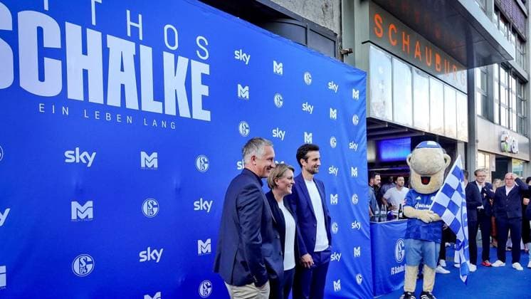 Kino-Premiere Doku FC Schalke 04 ** NUR FÜR REDAKTIONELLE ZWECKE ** EDITORIAL USE ONLY **<p>Die FC Schalke 04 Vorstandsmitglieder Frank Baumann (Sport), Christina Rühl-Hamers (Finanzen) und Matthias Tillmann (Vorsitzender) (v.l.) stehen am Mittwoch, 26.08.2026 auf dem Blauen Teppich vor dem Kino Schauburg in Gelsenkirchen-Buer. Wenig später hat die Doku Mythos Schalke - Ein Leben lang Premiere. Deutschland NRW Gelsenkirchen Copyright: MichaelxKorte