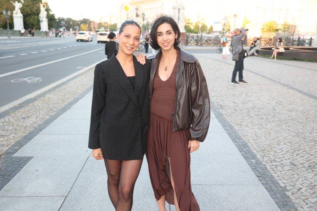 Shaolyn Fernandez und Suri Abbassi bei der Ankunft zum festlichen Empfang anlässlich der Eröffnung der 15. UFA Filmnächte im Kolonnadenhof auf der Museumsinsel in Berlin. Berlin, 26.08.2026 Copyright: xAgenturxMatthiasxWehnertx xM.xGränzdörferx