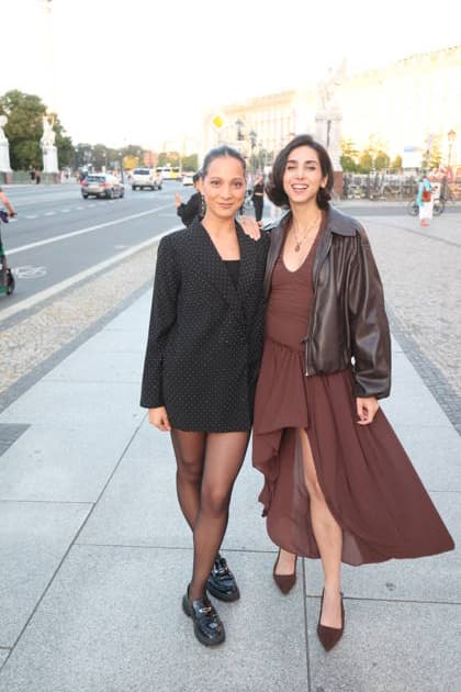 Shaolyn Fernandez und Suri Abbassi bei der Ankunft zum festlichen Empfang anlässlich der Eröffnung der 15. UFA Filmnächte im Kolonnadenhof auf der Museumsinsel in Berlin. Berlin, 26.08.2026 Copyright: xAgenturxMatthiasxWehnertx xM.xGränzdörferx