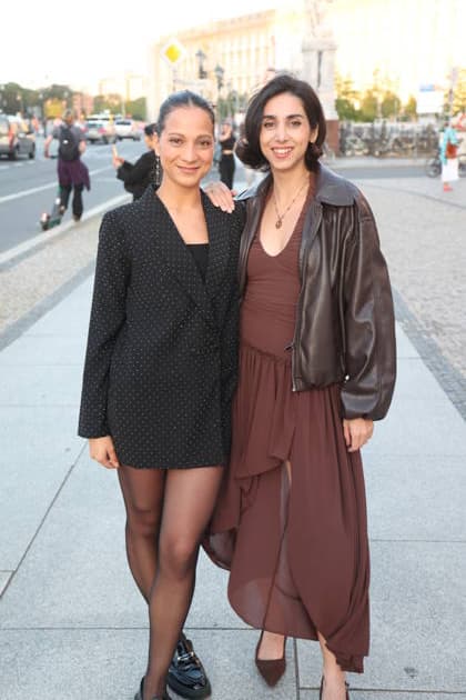 Shaolyn Fernandez und Suri Abbassi bei der Ankunft zum festlichen Empfang anlässlich der Eröffnung der 15. UFA Filmnächte im Kolonnadenhof auf der Museumsinsel in Berlin. Berlin, 26.08.2026 Copyright: xAgenturxMatthiasxWehnertx xM.xGränzdörferx
