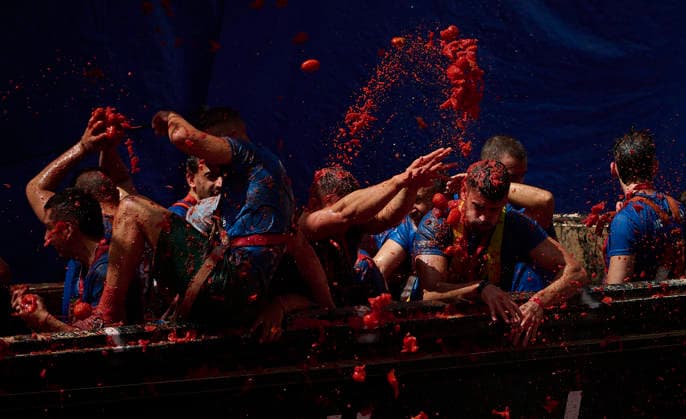 (260826) -- BUNOL(SPAIN), Aug. 26, 2026 -- People participate in the annual tomato fight (La Tomatina) in Bunol near Valencia, Spain, Aug. 26, 2026. (Photo by Xinhua) SPAIN-BUNOL-TOMATO FIGHT PabloxMorano 
