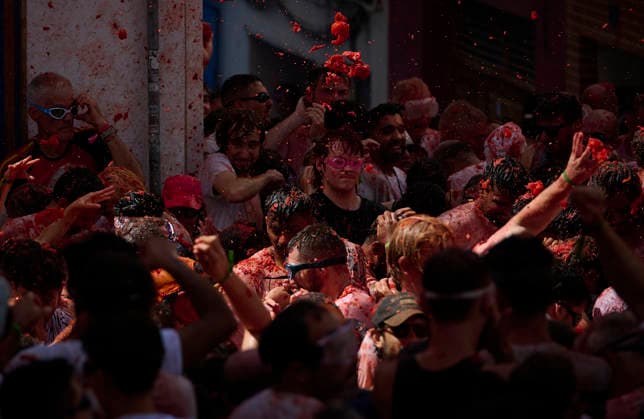 (260826) -- BUNOL(SPAIN), Aug. 26, 2026 -- People participate in the annual tomato fight (La Tomatina) in Bunol near Valencia, Spain, Aug. 26, 2026. (Photo by Xinhua) SPAIN-BUNOL-TOMATO FIGHT PabloxMorano 