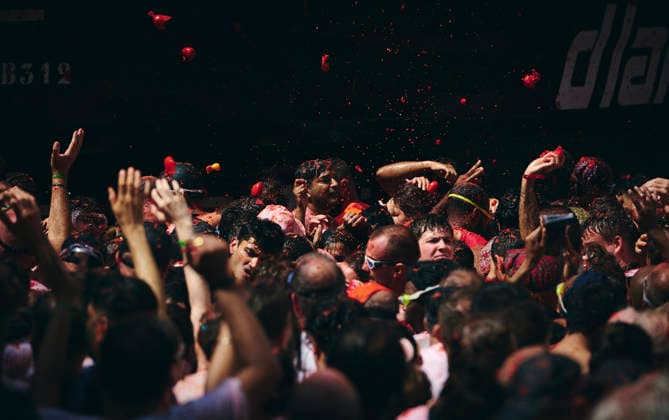 (260826) -- BUNOL(SPAIN), Aug. 26, 2026 -- People participate in the annual tomato fight (La Tomatina) in Bunol near Valencia, Spain, Aug. 26, 2026. (Photo by Xinhua) SPAIN-BUNOL-TOMATO FIGHT PabloxMorano 