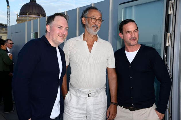 Martin Stange, Ercan Durmaz und Sönke Möhring beim Eröffnungsempfang der UFA Filmnächte 2026 auf der Dachterrasse der Bertelsmann Repräsentanz. Berlin, 26.08.2026