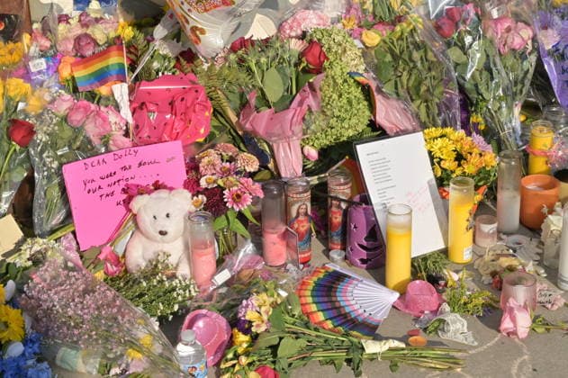 Flowers and candles left by Dolly Parton mural in Chicago CHICAGO, ILLINOIS, UNITED STATES - AUGUST 26: A view of flower bouquets, handwritten notes, and candles left by mourners at the base of the iconic Dolly Parton mural outside The Lytle House event venue in the Edgewater neighborhood in Chicago, Illinois, United States, on August 26, 2026. Fans and members of the community have transformed the local landmark into a growing memorial site to pay their respects following the passing of the country music legend, actress, and philanthropist at age 80. Jacek Boczarski Anadolu Illinois United States. Editorial use only. Please get in touch for any other usage. Copyright: x2026xAnadoluxJacekxBoczarskix