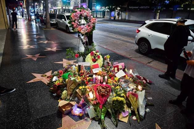 Dolly Parton s Hollywood Star Becomes A Memorial Shrine For The Recently Passed Legendary Beloved Country Star In Los Angeles, CA. Dolly Parton s Hollywood Walk Of Fame Star Became A Memorial Shrine With Fans Visiting Whilst Leaving Flowers, Letters, & Artwork For The Recently Passed Legendary Beloved Country Star In Los Angeles, CA. 26 Aug 2026 Pictured: Dolly Parton s Hollywood Walk Of Fame Star Became A Memorial Shrine With Fans Visiting Whilst Leaving Flowers, Letters, & Artwork For The Recently Passed Legendary Beloved Country Star In Los Angeles, CA.  Copyright: xThexMegaxAgencyx@CelebCandidlyx xMEGAx