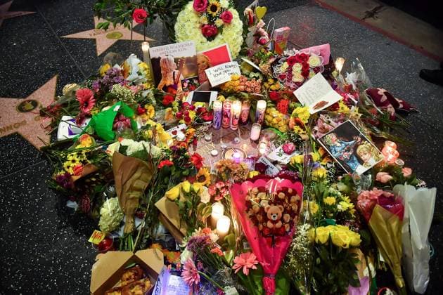 Dolly Parton s Hollywood Star Becomes A Memorial Shrine For The Recently Passed Legendary Beloved Country Star In Los Angeles, CA. Dolly Parton s Hollywood Walk Of Fame Star Became A Memorial Shrine With Fans Visiting Whilst Leaving Flowers, Letters, & Artwork For The Recently Passed Legendary Beloved Country Star In Los Angeles, CA. 26 Aug 2026 Pictured: Dolly Parton s Hollywood Walk Of Fame Star Became A Memorial Shrine With Fans Visiting Whilst Leaving Flowers, Letters, & Artwork For The Recently Passed Legendary Beloved Country Star In Los Angeles, CA.  Copyright: xThexMegaxAgencyx@CelebCandidlyx xMEGAx