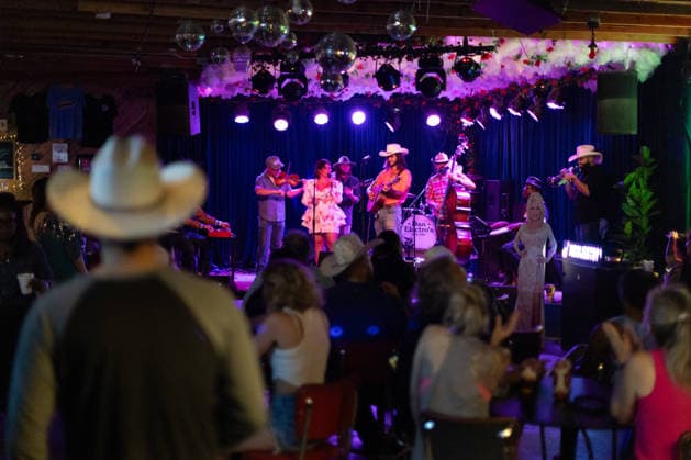 People attend a tribute to American singer Dolly Parton at Dan Electro s Guitar Bar, in Houston, United States, 26 August 2026. Dolly Parton gathers her fans in Houston with a tribute full of music !ACHTUNG: NUR REDAKTIONELLE NUTZUNG!  Copyright: xCarlosxRamírezx AME2456 20260827-55021233834_1