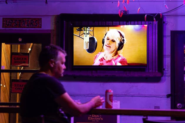 A person listens to music by singer Dolly Parton during a tribute at Dan Electro s Guitar Bar, in Houston, United States, 26 August 2026. Dolly Parton gathers her fans in Houston with a tribute full of music !ACHTUNG: NUR REDAKTIONELLE NUTZUNG!  Copyright: xCarlosxRamírezx AME2450 20260827-55021233838_1