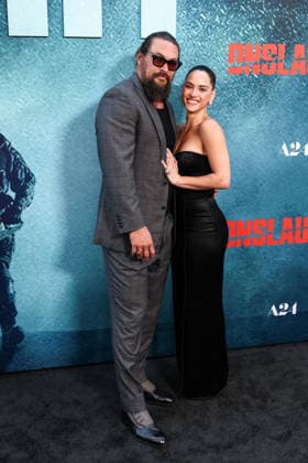 American actors Jason Momoa and Adria Arjona pose during the premiere of the film Onslaught in Los Angeles, California, United States, 26 August 2026. Premiere of the film Onslaught in Los Angeles !ACHTUNG: NUR REDAKTIONELLE NUTZUNG!  Copyright: xDevonxGuzziex AME2436 20260827-55021233843_1