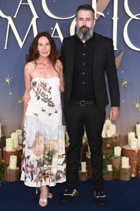 Kelly Marcel und Scroobius Pip bei der Premiere des Kinofilms Practical Magic 2 - Zauberhafte Schwestern im Odeon Luxe Leicester Square. London, 26.08.2026
