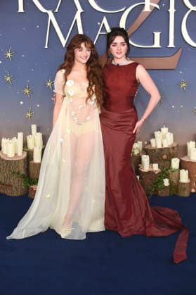 Joey King und Maisie Williams bei der Premiere des Kinofilms Practical Magic 2 - Zauberhafte Schwestern im Odeon Luxe Leicester Square. London, 26.08.2026