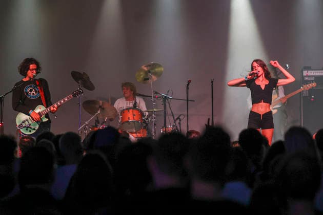 Bar Italia, Jezmi Tarik Fehmi, Nina Cristante und Sam Fenton beim Liveauftritt auf dem Pop Kultur Festival am 26.08.26 in Berlin. Bar Italia beim Pop Kultur Festival in Berlin