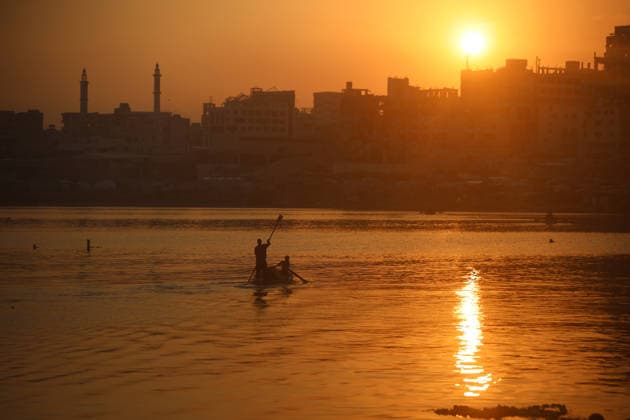 Daily Life In Gaza - Palestinian Fishermen Palestinian fishermen paddle their boat as they return from fishing in the Mediterranean Sea at sunrise, inside the port of Gaza City, on August 27, 2026. Gaza Palestine  Copyright: xMajdixFathix originalFilename: fathi-notitle260827_np39e.jpg