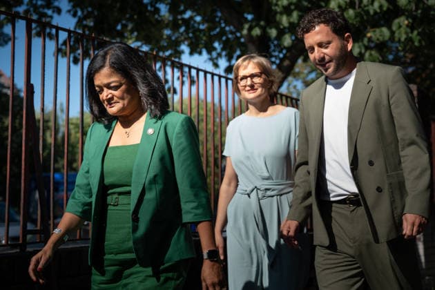 Die Bundesvorsitzenden Franziska Brantner und Felix Banasza gemeinsam mit ihrem Gast Pramila Jayapal, US-Abgeordnete Demokratische Partei (grüne Jacke) zu Beginn der Vorstandsklausur;Klausur Bundesvorstand von Bündnis90 Die Grünen in Berlin, Berlin Berlin Deutschland bUm - Raum für solidarisches Mi *** Federal Co-Chairs Franziska Brantner and Felix Banasza, along with their guest Pramila Jayapal, a U.S. Representative from the Democratic Party wearing a green jacket, at the start of the closed-door meeting of the Federal Executive Committee of Alliance 90 The Greens in Berlin, Berlin, Germany, to create space for solidarity-based Mi