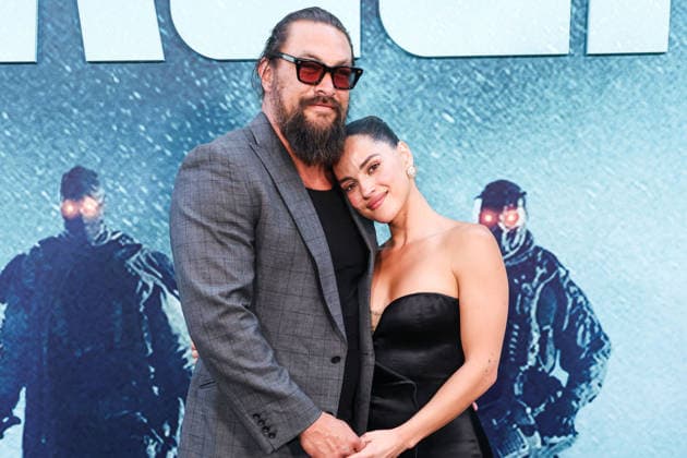 Los Angeles Premiere Of A24 s Onslaught LOS ANGELES, CALIFORNIA, USA - AUGUST 26: Jason Momoa and girlfriend Adria Arjona arrive at the Los Angeles Premiere Of A24 s Onslaught held at Regal LA Live on August 26, 2026 in Los Angeles, California, United States. Los Angeles Regal LA Live California United States Copyright: xXavierxCollin ImagexPressxAgencyx