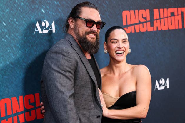 Los Angeles Premiere Of A24 s Onslaught LOS ANGELES, CALIFORNIA, USA - AUGUST 26: Jason Momoa and girlfriend Adria Arjona arrive at the Los Angeles Premiere Of A24 s Onslaught held at Regal LA Live on August 26, 2026 in Los Angeles, California, United States. Los Angeles Regal LA Live California United States Copyright: xXavierxCollin ImagexPressxAgencyx