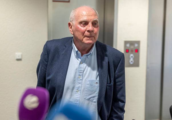 Uli Hoeneß hat einen Nachbarschaftsstreit und muss wegen zwei neu gepflanzter Bäume auf seinem Grund vor Gericht in München Datum: 27.08.2026 *** Uli Hoeneß is involved in a neighborhood dispute and must appear in court in Munich on August 27, 2026, over two newly planted trees on his property.