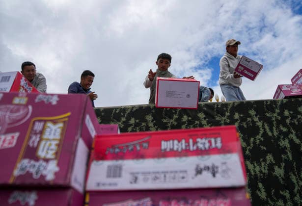(260827) -- XIGAZE, Aug. 27, 2026 -- People unload instant noodles from a vehicle in Gyirong Town of Gyirong County, Xigaze City, southwest China s Xizang Autonomous Region, Aug. 27, 2026. Six vehicles loaded with relief supplies, including instant noodles, rice, flour, mineral water and other daily necessities, arrived in Gyirong Town on Thursday afternoon. ) (SpotNews) CHINA-XIZANG-XIGAZE-MUDSLIDE-RELIEF SUPPLIES (CN) JigmexDorje 