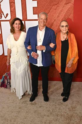 Kimberley Bone Kausen, Craig Kausen und Linda Jones Cloug bei der Premiere des Kinofilms Coyote vs. Acme im Fox Village Theater. Los Angeles, 26.08.2026