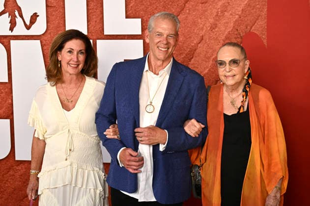 Kimberley Bone Kausen, Craig Kausen und Linda Jones Cloug bei der Premiere des Kinofilms Coyote vs. Acme im Fox Village Theater. Los Angeles, 26.08.2026