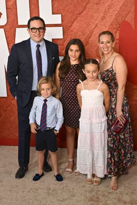 P.J. Byrne mit Familie bei der Premiere des Kinofilms Coyote vs. Acme im Fox Village Theater. Los Angeles, 26.08.2026