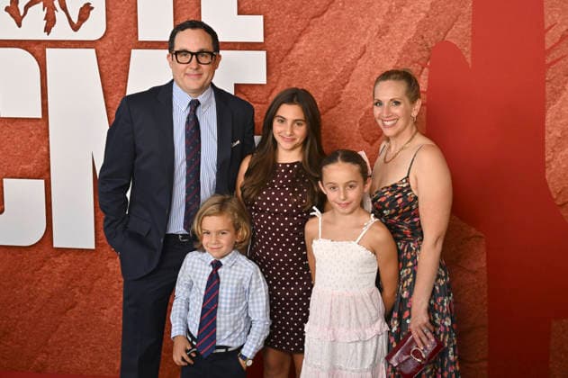 P.J. Byrne mit Familie bei der Premiere des Kinofilms Coyote vs. Acme im Fox Village Theater. Los Angeles, 26.08.2026