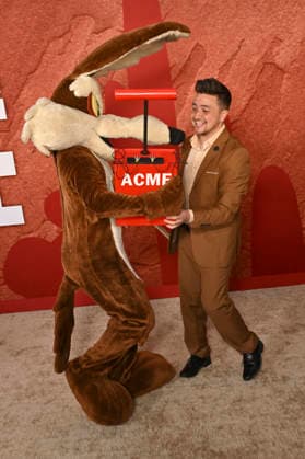 Wile E. Coyote und Kurt Tocci bei der Premiere des Kinofilms Coyote vs. Acme im Fox Village Theater. Los Angeles, 26.08.2026