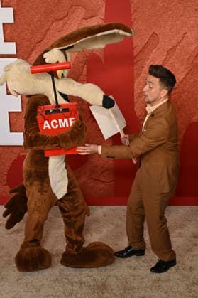 Wile E. Coyote und Kurt Tocci bei der Premiere des Kinofilms Coyote vs. Acme im Fox Village Theater. Los Angeles, 26.08.2026