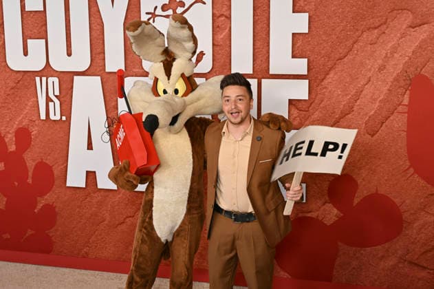 Wile E. Coyote und Kurt Tocci bei der Premiere des Kinofilms Coyote vs. Acme im Fox Village Theater. Los Angeles, 26.08.2026