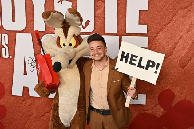 Wile E. Coyote und Kurt Tocci bei der Premiere des Kinofilms Coyote vs. Acme im Fox Village Theater. Los Angeles, 26.08.2026