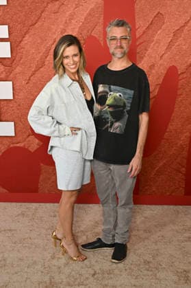 Natasha Halevi mit Ehemann Sean Gunn bei der Premiere des Kinofilms Coyote vs. Acme im Fox Village Theater. Los Angeles, 26.08.2026
