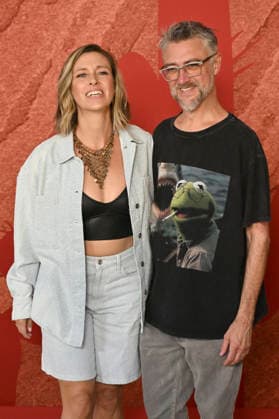 Natasha Halevi mit Ehemann Sean Gunn bei der Premiere des Kinofilms Coyote vs. Acme im Fox Village Theater. Los Angeles, 26.08.2026