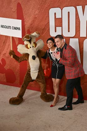 John Cena mit Ehefrau Shay Shariatzadeh und Wile E. Coyote bei der Premiere des Kinofilms Coyote vs. Acme im Fox Village Theater. Los Angeles, 26.08.2026