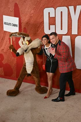 John Cena mit Ehefrau Shay Shariatzadeh und Wile E. Coyote bei der Premiere des Kinofilms Coyote vs. Acme im Fox Village Theater. Los Angeles, 26.08.2026