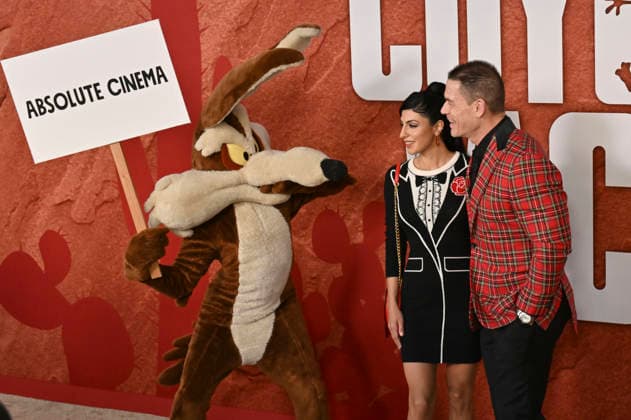 John Cena mit Ehefrau Shay Shariatzadeh und Wile E. Coyote bei der Premiere des Kinofilms Coyote vs. Acme im Fox Village Theater. Los Angeles, 26.08.2026