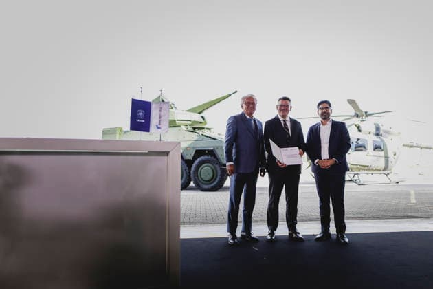 (L-R) Armin Papperger, Vorstandsvorsitzender von Rheinmetall, Boris Rhein, Ministerpraesident von Hessen, und Kaweh Mansoori, Wirtschaftsminister von Hessen, aufgenommen im Rahmen einer Pressekonferenz zum geplanten Defence-Hub Nordhessen von RheinMetall am Flughafen Kassel-Calden in Kassel, 27.08.2026. Kassel Deutschland *** From left to right: Armin Papperger, CEO of Rheinmetall; Boris Rhein, Minister-President of Hesse; and Kaweh Mansoori, Minister of Economic Affairs of Hesse, photographed during a press conference on Rheinmetall’s planned Defense Hub North Hesse at Kassel Calden Airport in Kassel, August 27, 2026, Kassel, Germany Copyright: xFlorianxGaertnerx