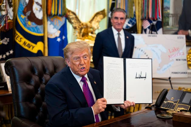 President Donald Trump signs an executive order to rename Lake Ontario as Lake America, amid a recent trade war with Canada, in the Oval Office of the White House in Washington, DC on Thursday, August 27, 2026.  WASP20260827104 AlxDrago