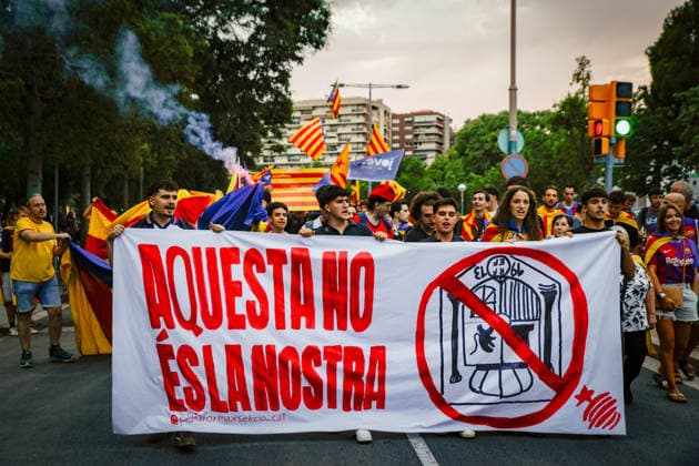 ANC Protest Outside Camp Nou Several people during a protest outside Camp Nou on August 27, 2026, in Barcelona, Catalonia, Spain. The rally was organized by the Catalan National Assembly (ANC) as an act of celebration of the estelada flag. The demonstration comes in response to the FC Barcelona board’s decision to cancel the tribute to the players who won the World Cup with the Spanish national team during this Thursday’s La Liga match against Athletic at Spotify Camp Nou AUGUST 27, 2026 INDEPENDENCE MOVEMENT NATIONAL SOCCER TEAM Kike Rincó Barcelona, Catalonia Barcelona, Catalonia, Spain  Copyright: xKikexRinconx 7734849