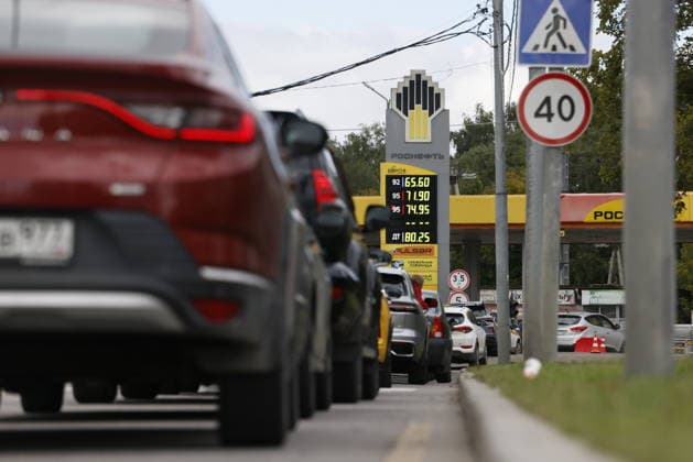 Fuel shortages hit Moscow MOSCOW, RUSSIA - AUGUST 27: Drivers queue at gas stations while others face fuel shortages in Moscow, Russia, on August 27, 2026. Severe fuel supply disruptions across the capital have led to dry pumps at several filling stations and long lines of vehicles waiting for gasoline and diesel at operational locations. Yulia Morozova Anadolu Moscow Russia. Editorial use only. Please get in touch for any other usage.  Copyright: x2026xAnadoluxYuliaxMorozovax