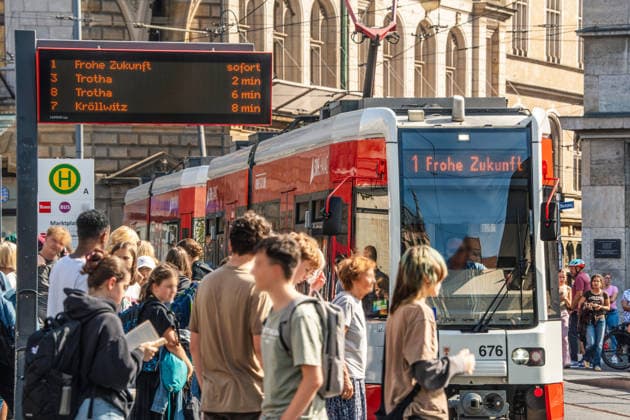 Straßenbahn Linie 1 in Richtung Frohe Zukunft hält an der Haltestelle Marktplatz, Halle (Saale), 27. August 2026 Deutschland, Halle (Saale), August 2026, Straßenbahn Linie 1 in Richtung Frohe Zukunft hält an der Haltestelle Marktplatz, Innenstadt, Frohe Zukunft ist tatsächlich ein Stadtteil im Norden von Halle, benannt nach der früheren Braunkohlegrube Frohe Zukunft, HAVAG, Sachsen-Anhalt,