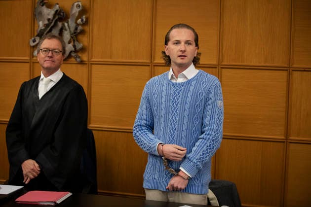 Windkraftbetrüger Hendrik Holt Der Windkraftbetrüger Hendrik Holt (rechts) und sein Verteidiger Thomas Klein warten am 14.10.2020 in Sitzungssaal 2 des Amtsgerichts Meppen (Niedersachsen, Deutschland) auf den Prozessbeginn. Holt wurde 2022 vom Landgericht Osnabrück wegen banden- und gewerbsmäßigen Betrugs, Bestechung und Urkundenfälschung zu einer mehrjährigen Haftstrafe verurteilt; aktuell wird nach ihm gefahndet, nachdem er am 25. August 2026 nach einem genehmigten unbegleiteten Ausgang nicht in die Justizvollzugsanstalt zurückkehrte.
