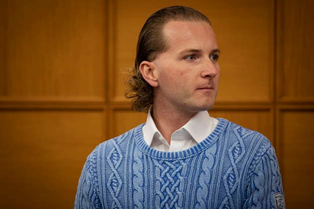 Windkraftbetrüger Hendrik Holt Der Windkraftbetrüger Hendrik Holt wartet am 14.10.2020 in Sitzungssaal 2 des Amtsgerichts Meppen (Niedersachsen, Deutschland) auf den Prozessbeginn. Holt wurde 2022 vom Landgericht Osnabrück wegen banden- und gewerbsmäßigen Betrugs, Bestechung und Urkundenfälschung zu einer mehrjährigen Haftstrafe verurteilt; aktuell wird nach ihm gefahndet, nachdem er am 25. August 2026 nach einem genehmigten unbegleiteten Ausgang nicht in die Justizvollzugsanstalt zurückkehrte.