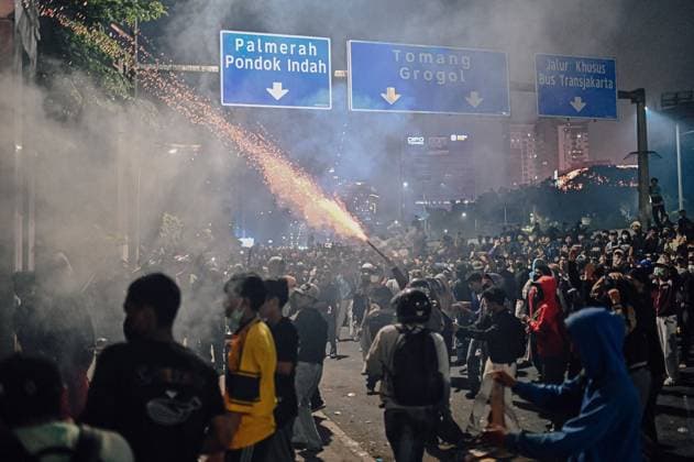 August 27, 2026, Jakarta, Indonesia: JAKARTA, INDONESIA, AUGUST 27, 2026: Protesters clash with security personnel stationed outside the DPR MPR complex during a demonstration calling for the eradication of corruption and the passage of the Asset Recovery Bill in Jakarta. Jakarta Indonesia - ZUMAq101 20260827_zna_q101_064 Copyright: xJnaxEditorx